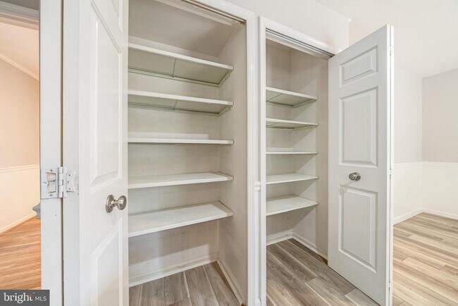Building Photo - 5465 Cheshire Meadows Way