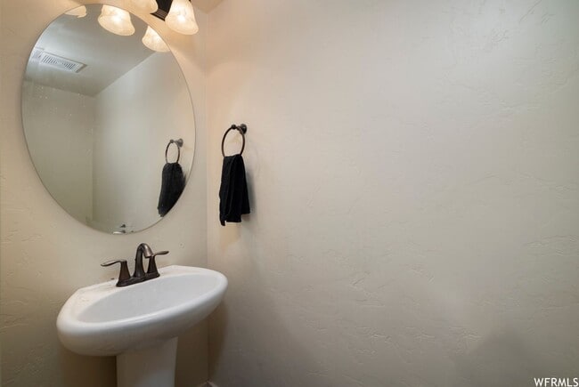 Building Photo - Spacious Vernal Townhome