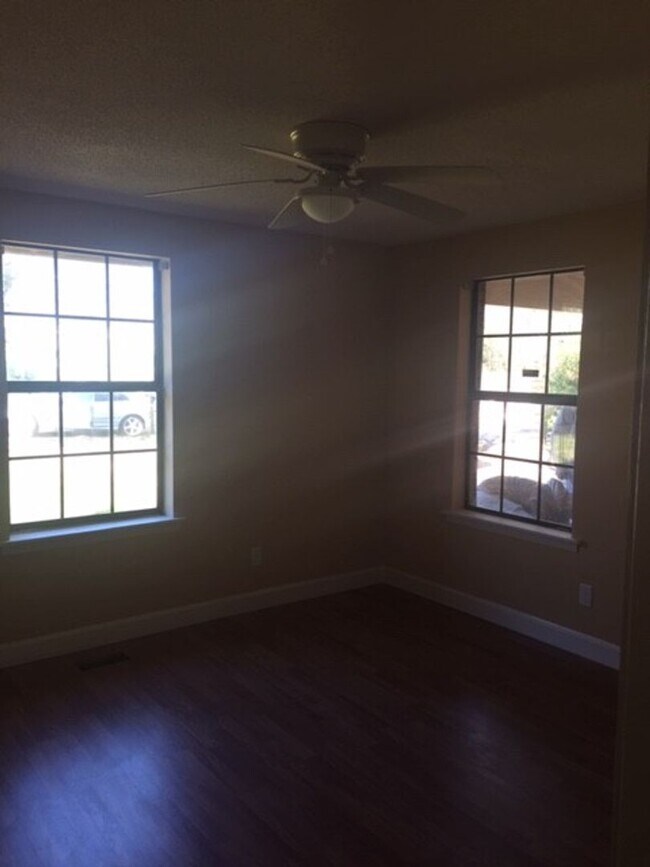 Building Photo - 210 Pineleaf Ln