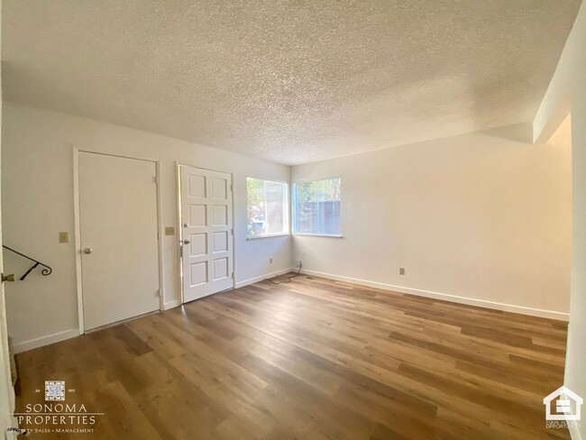 Building Photo - Charming 2 Bed / 1.5 Bath Duplex in Sonoma!