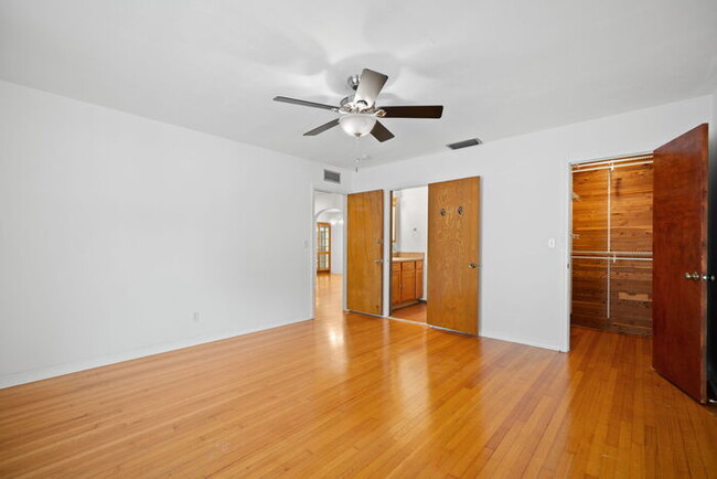Building Photo - Beautiful Home For Rent in St Petersburg!