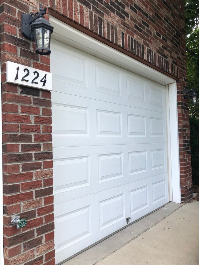 Building Photo - Available for immediate move in - Gorgeous...