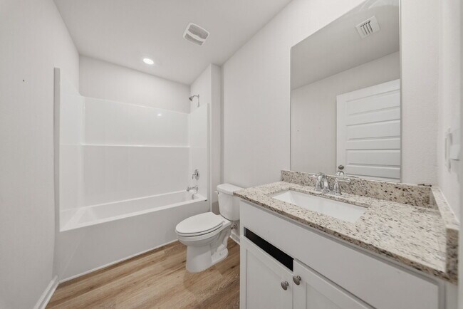 Building Photo - Huge 4 bedroom 2 bathroom home in Southwood