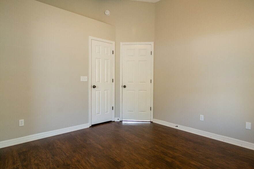 Building Photo - 13500 Glasser Ave