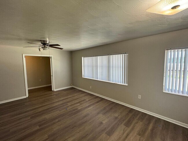 Building Photo - No HOA. Oversized 3/2 Home. NEW PHOTOS COMING SOON