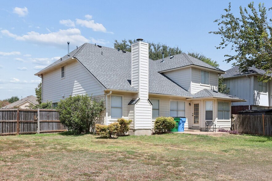Building Photo - 15301 Ecorio Dr