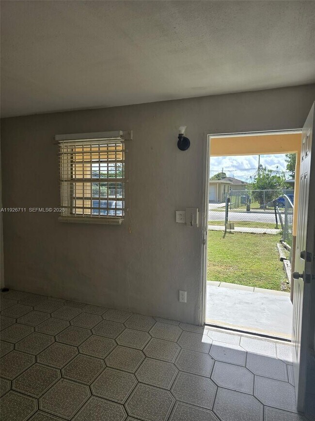 Building Photo - 914 NW 15th St