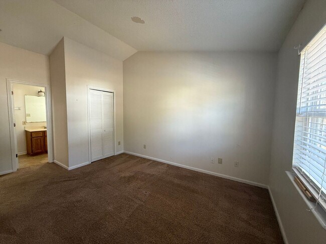 Building Photo - Beautiful 3 bedroom, 2.5 bath House