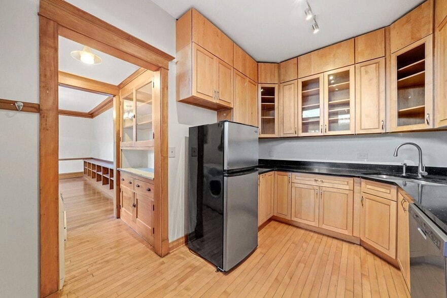 Kitchen - 5520 S Cornell Ave
