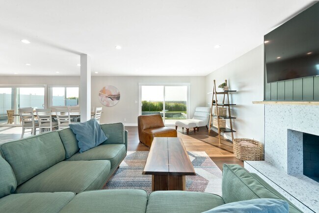 Building Photo - Costa Mesa, Panoramic Views, Pool - Fully ...
