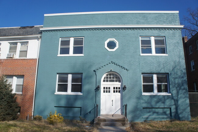 Building Photo - 1228 Raum St NE