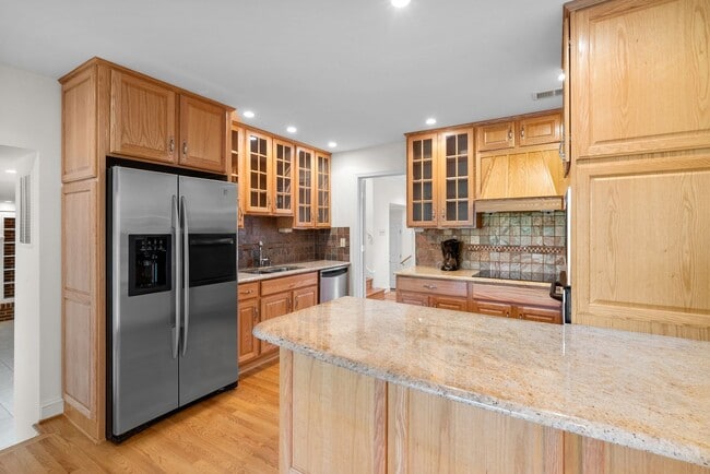 Building Photo - 4 Bed 3 Bath - Silver Spring Single Family...