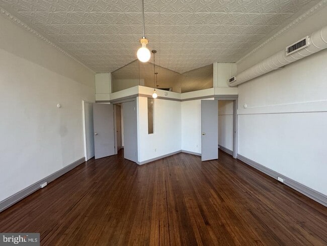 Building Photo - 328 S Broadway