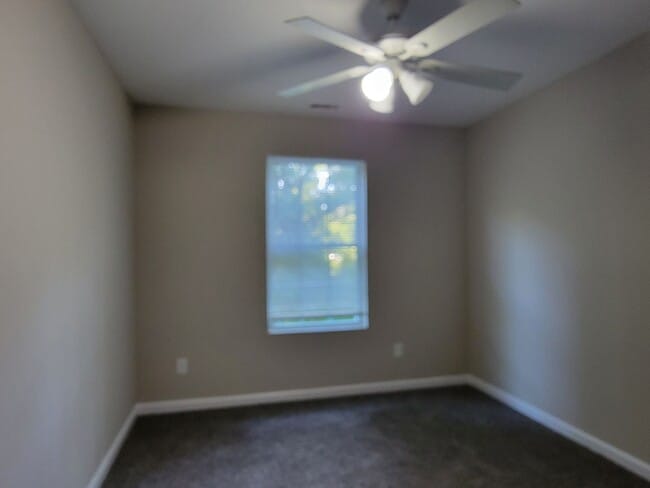 Building Photo - Affordable 2 Story Home - Fresh Paint - New flooring Large Lot - Close to Downtown Atlanta