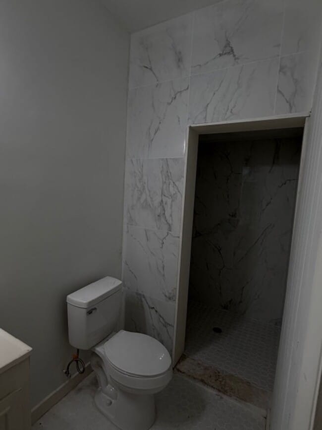 Building Photo - Newly renovated 3 bed 2 bath home in private area