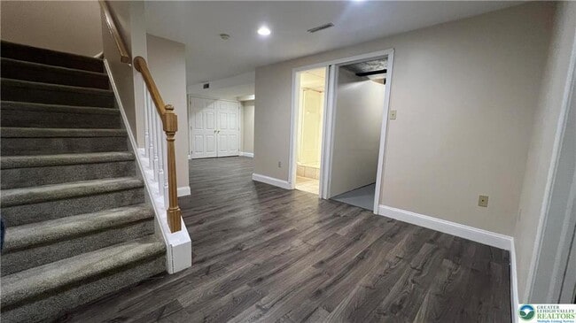 Building Photo - 1732 Pinewind Dr