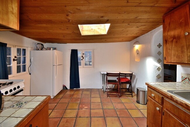 Building Photo - 142 Duran St