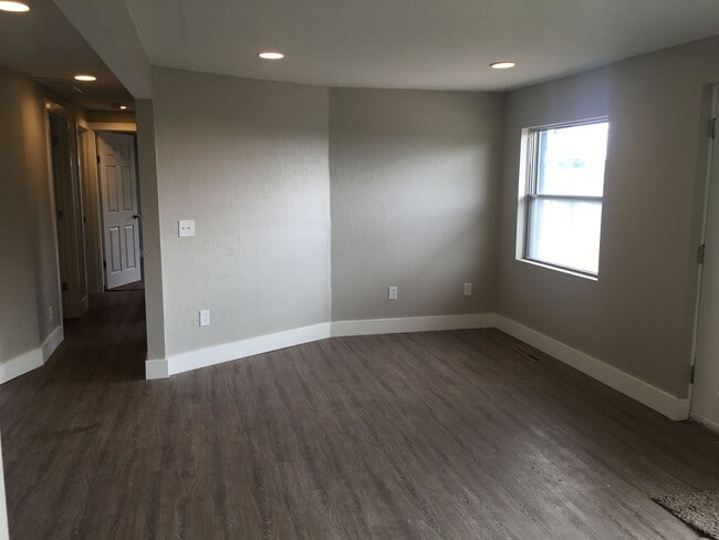 Building Photo - Three Bedroom Townhome;  Farmington, 1,100...