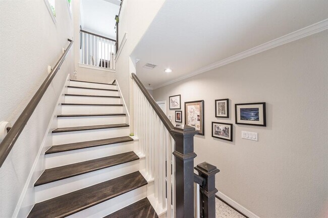 Building Photo - 444 N Live Oak St