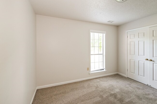 Building Photo - 2239 Easton Dr