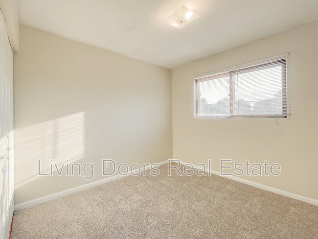 Building Photo - 4711 Gladstone St