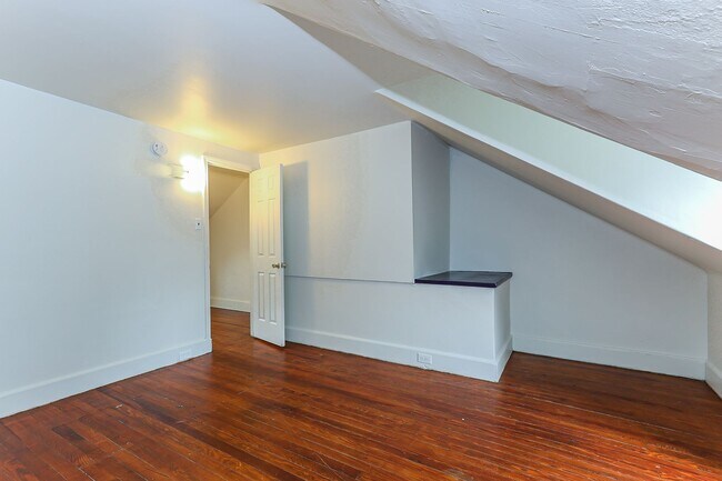 Building Photo - Charming and Spacious House Available Now
