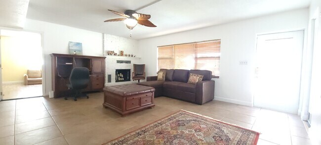 Building Photo - 400 Sunset Dr