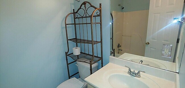 Building Photo - Spacious 2 Bedroom, 2.5 Bathroom Townhome ...