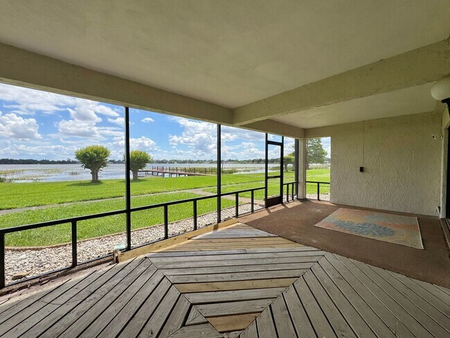 Building Photo - Lake Hartridge Condo - Two Levels with Water Views