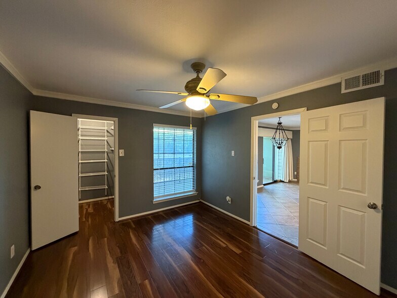 Building Photo - Room in Condo on Wedglea Dr