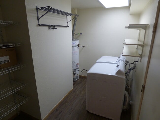 Building Photo - Bright, spacious townhouse located in UTC area, convenient to shopping and public transportation.