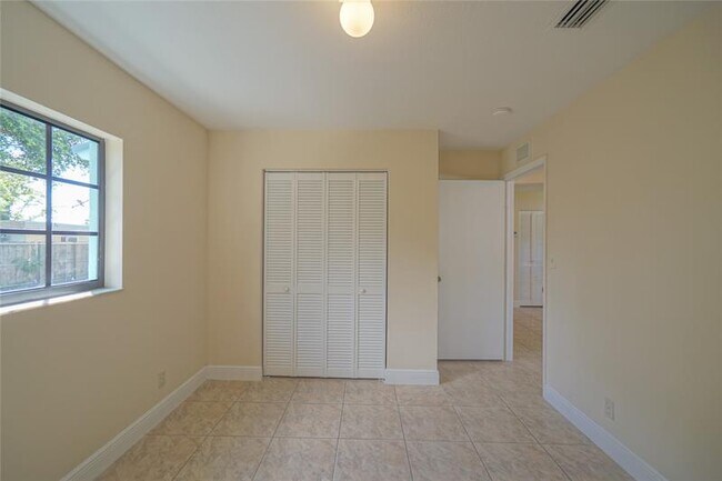 Building Photo - 5720 SW 26th St