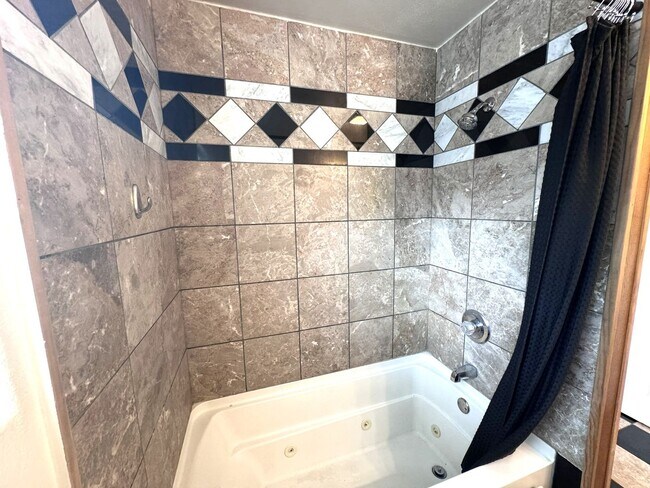 Building Photo - 2005 8th Ave N