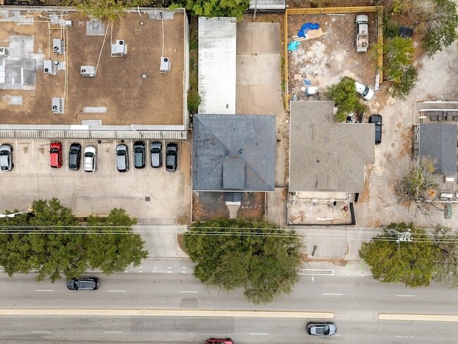 Building Photo - 1119 Waugh Dr