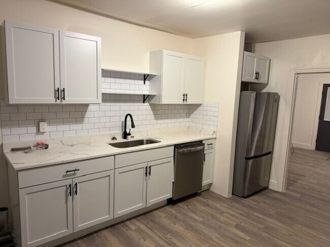 Building Photo - Renovated 3–4BR Townhome | $1,400 | Available Now