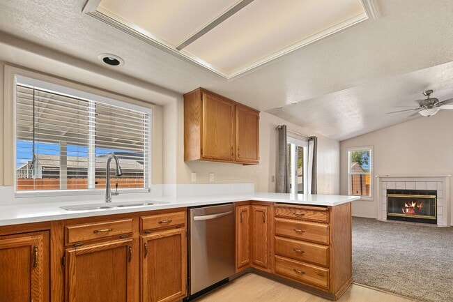 Building Photo - Lovely 3 Bedroom 2 Bath, 1350 Square Foot ...