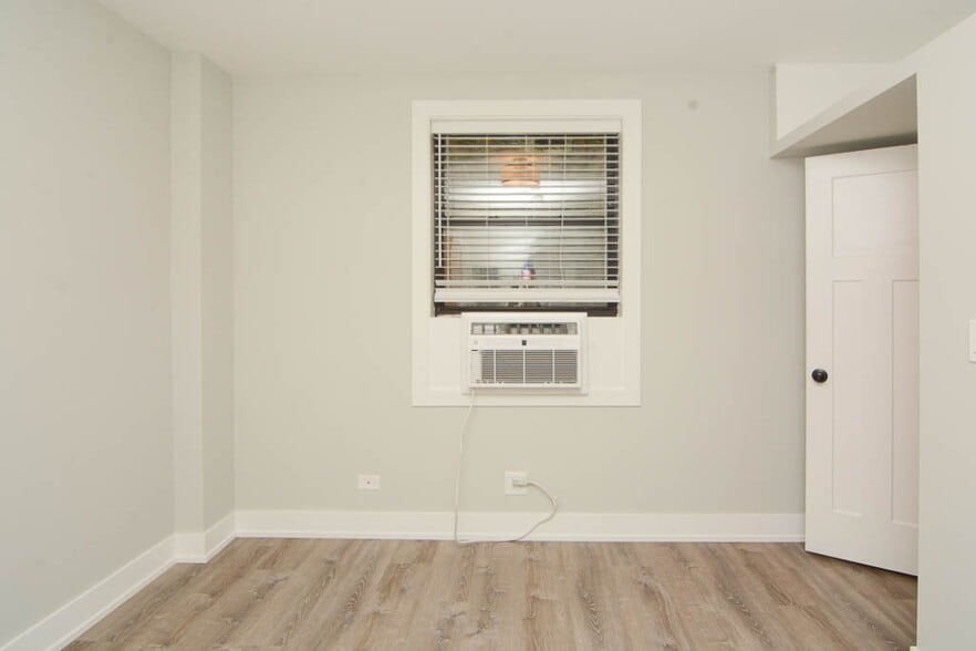 Building Photo - 553 W Belmont Ave