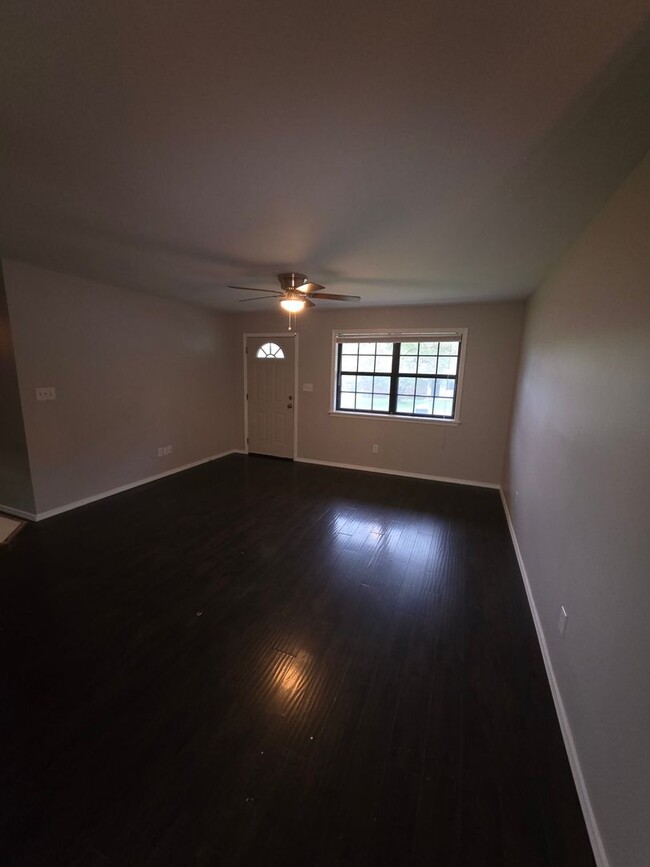 Building Photo - 604 Twin Oaks Dr