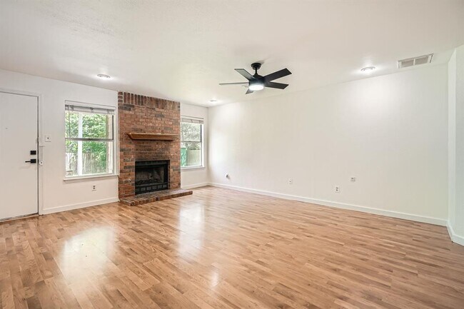 Building Photo - 8801 Piney Creek Bend
