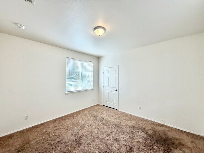 Building Photo - Spacious 3 Bedroom Home with Loft, Large Backyard & 2 Car Garage
