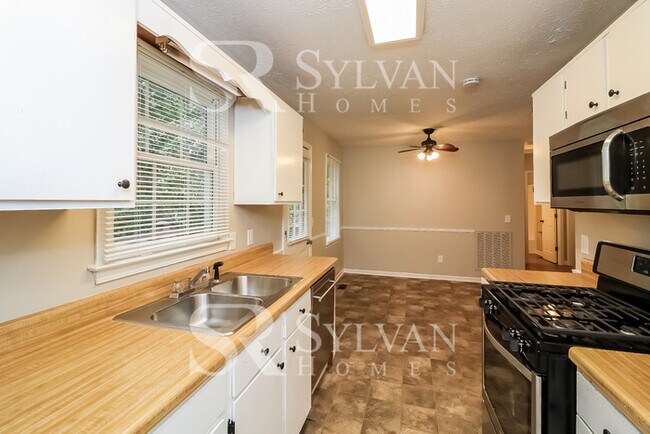 Building Photo - This charming 3BR 2BA home is ready to welcome you home