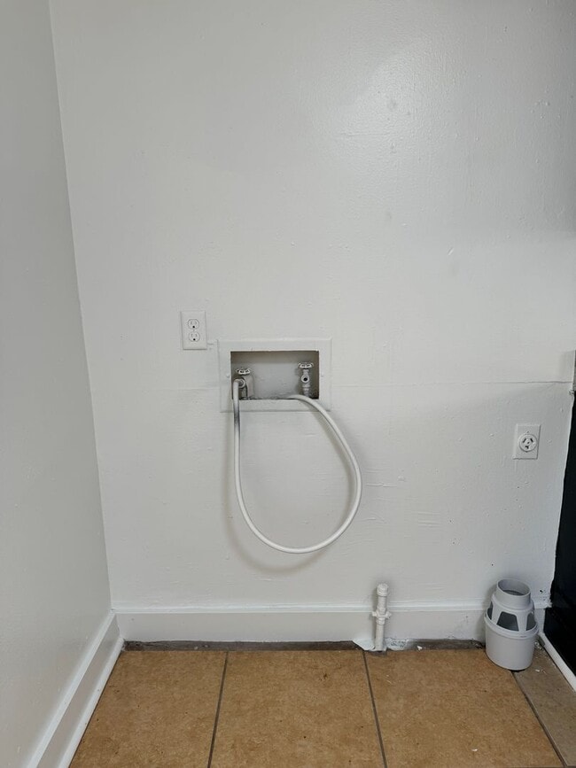 Building Photo - 2 bedroom 1 bath duplex