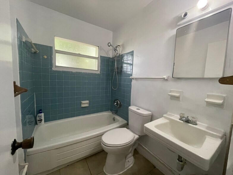 Building Photo - 702 Plumosa Ave