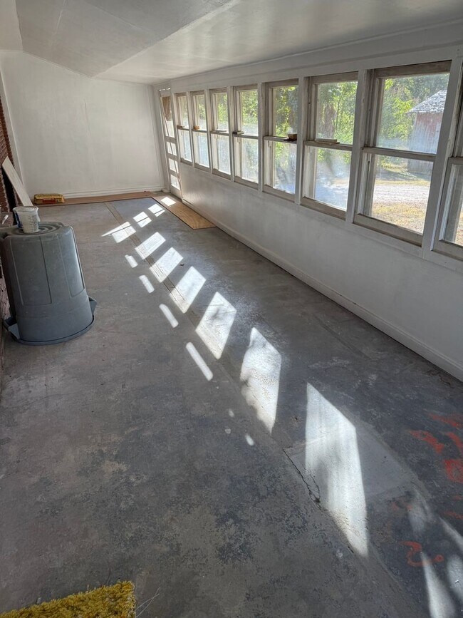 Building Photo - 3 Bedroom 3 Bath on an 1 Acre Landlord doe...