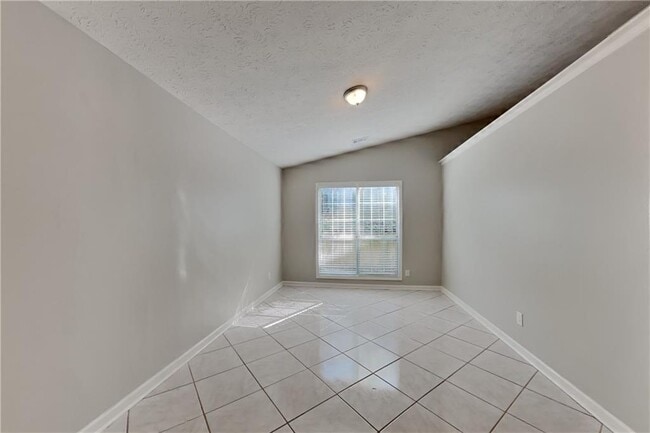 Building Photo - 615 Paris Dr