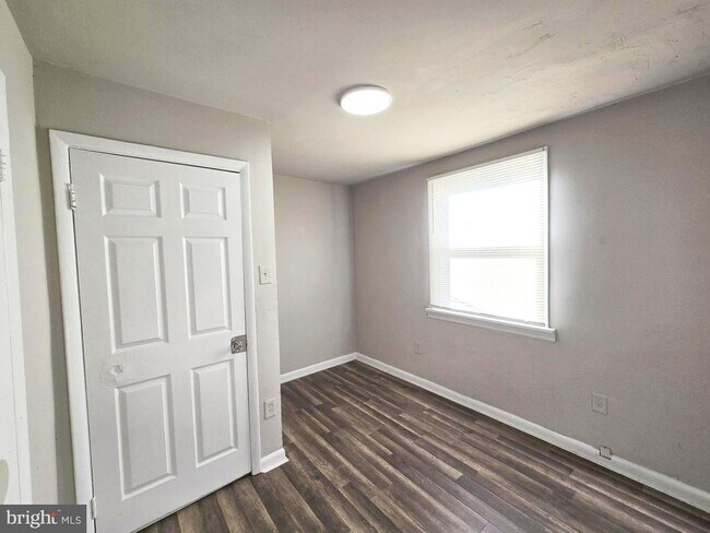 Building Photo - 5526 N Mascher St