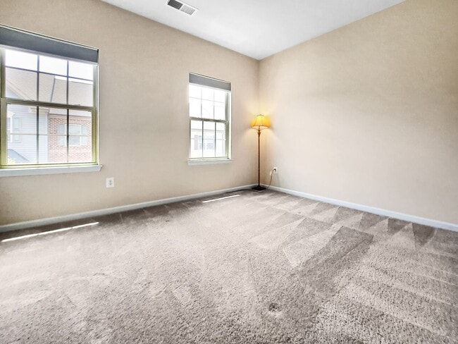 Building Photo - 3BR/3BA TH with Luxury Upgrades + Tesla Ch...