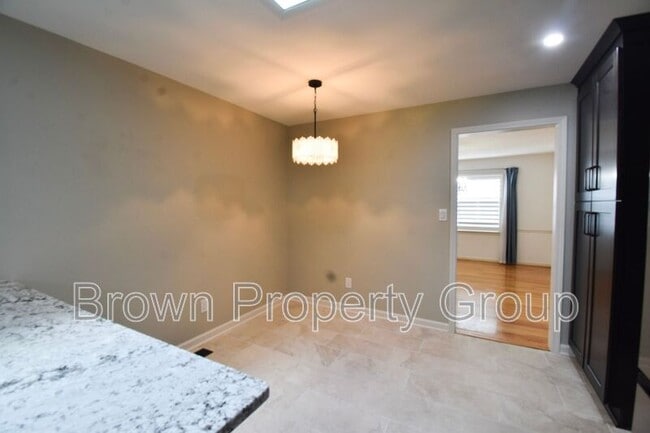 Building Photo - 2417 Dartmouth Dr