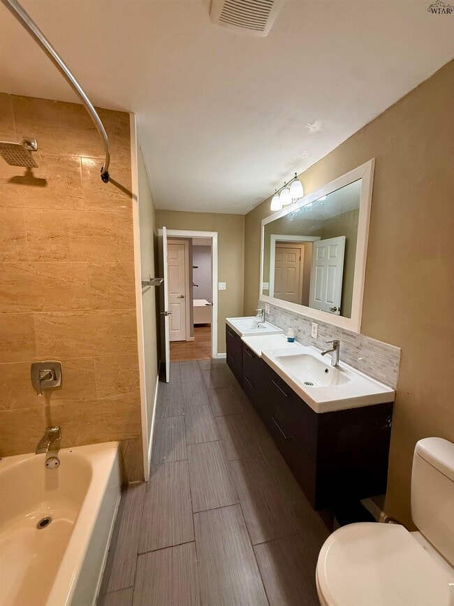 Building Photo - 2101 Jones St