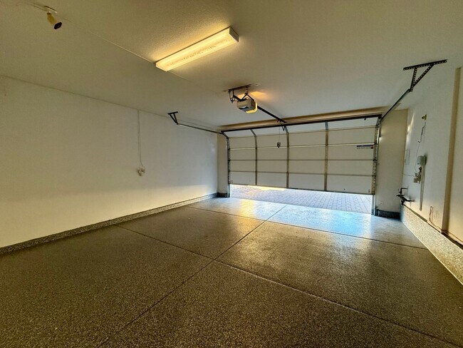 Building Photo - 3/BD 2.5/BA Contemporary Comfort in a Prime Location!